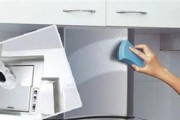 如何正确清洗家用油烟机（简单易行的方法帮你保持油烟机清洁与高效运转）