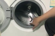 解决滚筒洗衣机发臭问题的细致清洗方法（清洗滚筒洗衣机，彻底消除难闻气味，保持衣物清洁无异味）