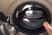 如何正确清洗滚筒洗衣机（简单方法让你的洗衣机焕然一新）
