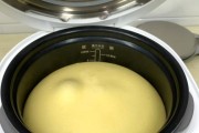 电饭煲蛋糕收缩的原因及解决方法（揭秘电饭煲蛋糕收缩的奥秘）