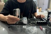 机箱风扇拆卸后如何安装显卡？需要注意什么？