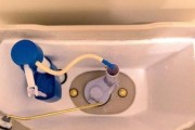 抽水马桶水箱漏水问题的修复技巧（解决抽水马桶水箱漏水的实用方法）