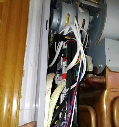 制作小木屋热水器的简易方法（用简单材料打造温暖小屋）