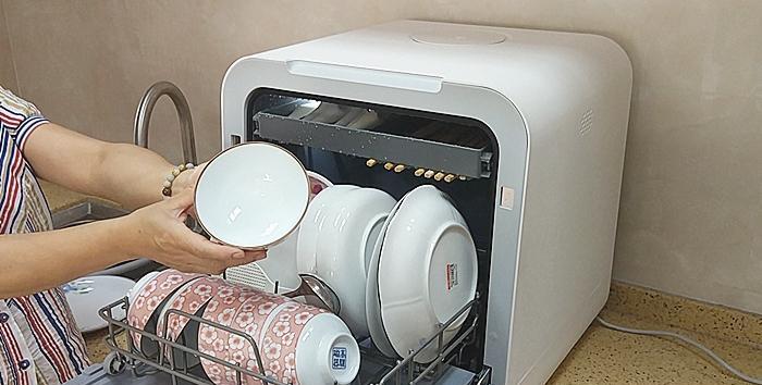 如何正确使用洗碗机清洗餐具（实用技巧帮助您高效洗碗）