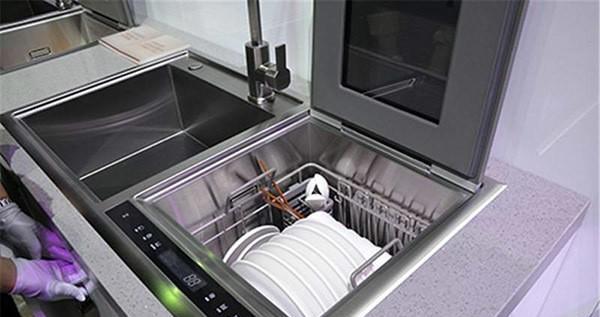 如何正确使用洗碗机清洗餐具（实用技巧帮助您高效洗碗）