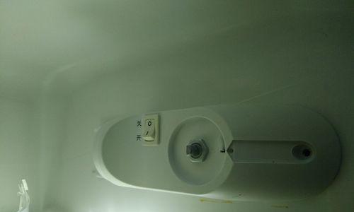 夏季冰柜盖出水的处理方法（如何解决冰柜盖在夏天出现水滴问题）
