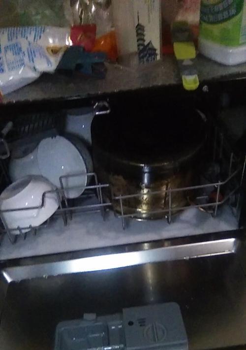 解析美的洗碗机按钮频闪故障及解决方法（探究美的洗碗机按钮频闪原因与维修技巧）