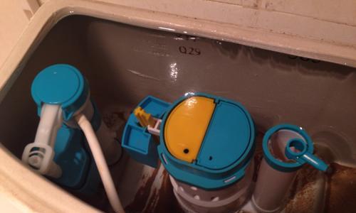 冲马桶水箱漏水的解决方法（有效应对家庭冲马桶水箱漏水问题）