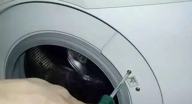 解决洗衣机无法脱水问题的方法（应对洗衣机无法排水的实用技巧）