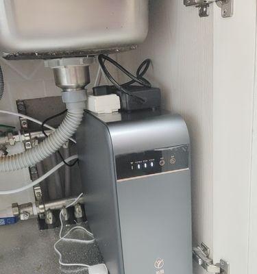 净水器冒红灯的修理方法（教你轻松解决净水器冒红灯的问题）