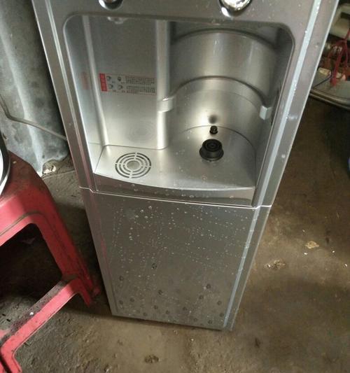 饮水机水槽后面漏水怎么办（解决家用饮水机后面漏水问题的实用方法）