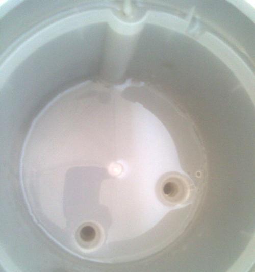 饮水机水槽后面漏水怎么办（解决家用饮水机后面漏水问题的实用方法）