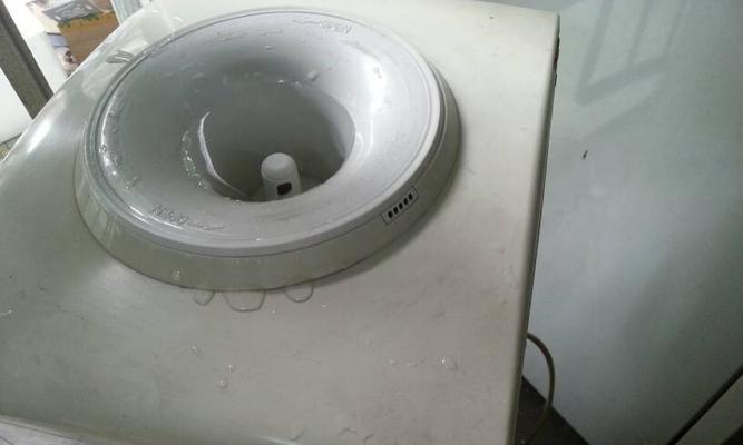 饮水机水槽后面漏水怎么办（解决家用饮水机后面漏水问题的实用方法）