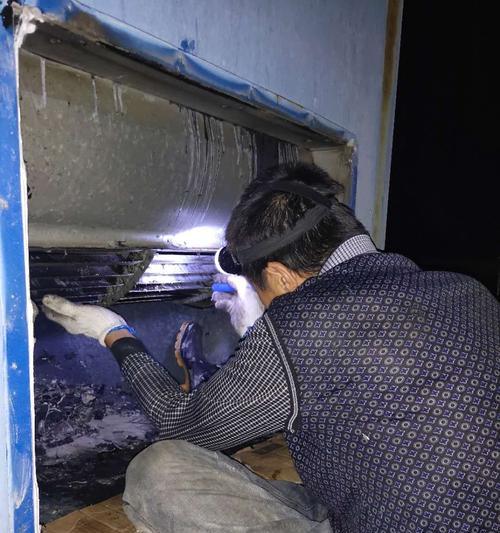 食堂油烟机清洗技巧详解（保障食堂环境卫生的关键措施）