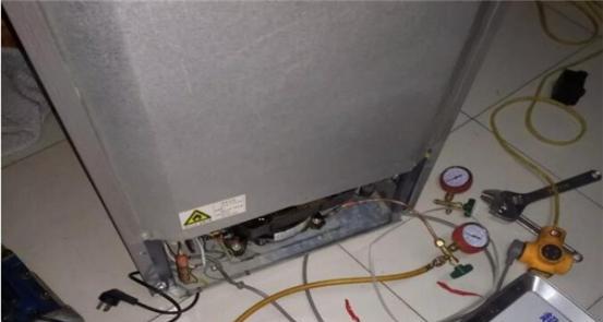 夏天冰柜盖出水的解决方法（有效防止冰柜盖夏季出现水珠问题的实用技巧）