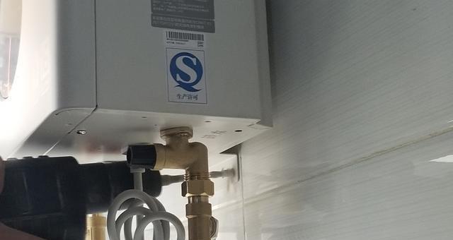 以50升热水器清洗方法为主题的文章（掌握清洗50升热水器的技巧）