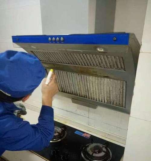 如何正确清洗免油烟机（有效去除油垢）