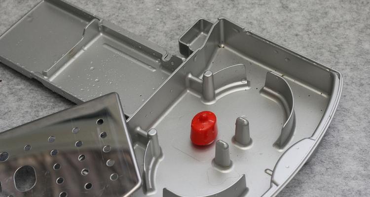 以德龙咖啡机水箱漏水故障（解决咖啡机水箱漏水的方法与注意事项）