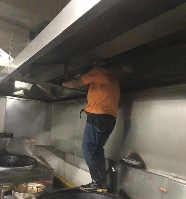 老式吸油烟机清洗攻略（保洁大姐的招数教你如何彻底清洗老式吸油烟机）