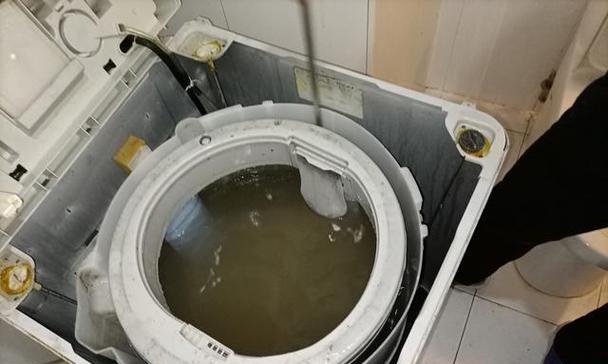洗衣机如何彻底清洗污垢（轻松解决洗衣机内部污垢问题）