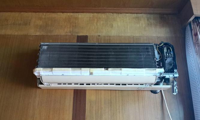 如何自己清洗空调挂机（简单实用的清洗方法及注意事项）