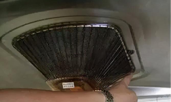如何正确清洗油烟机（掌握油烟机清洗的技巧，延长使用寿命）