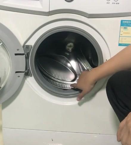 解决滚筒洗衣机发臭问题的细致清洗方法（清洗滚筒洗衣机，彻底消除难闻气味，保持衣物清洁无异味）