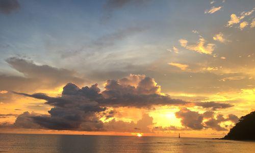 投影仪背景照片如何设置成夕阳效果？