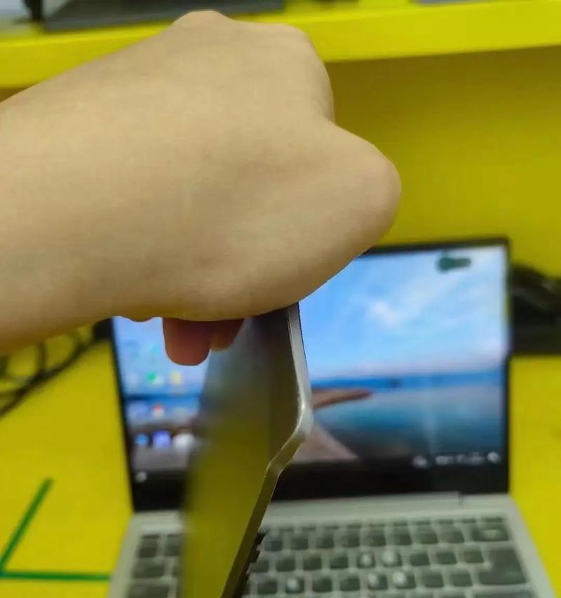 为什么带壳不能使用笔记本电脑？壳子对散热有何影响？