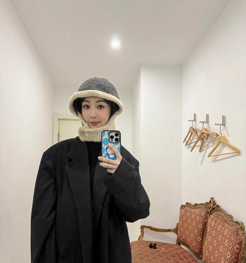 手机自拍时帽子怎么戴？自拍帽子搭配技巧是什么？
