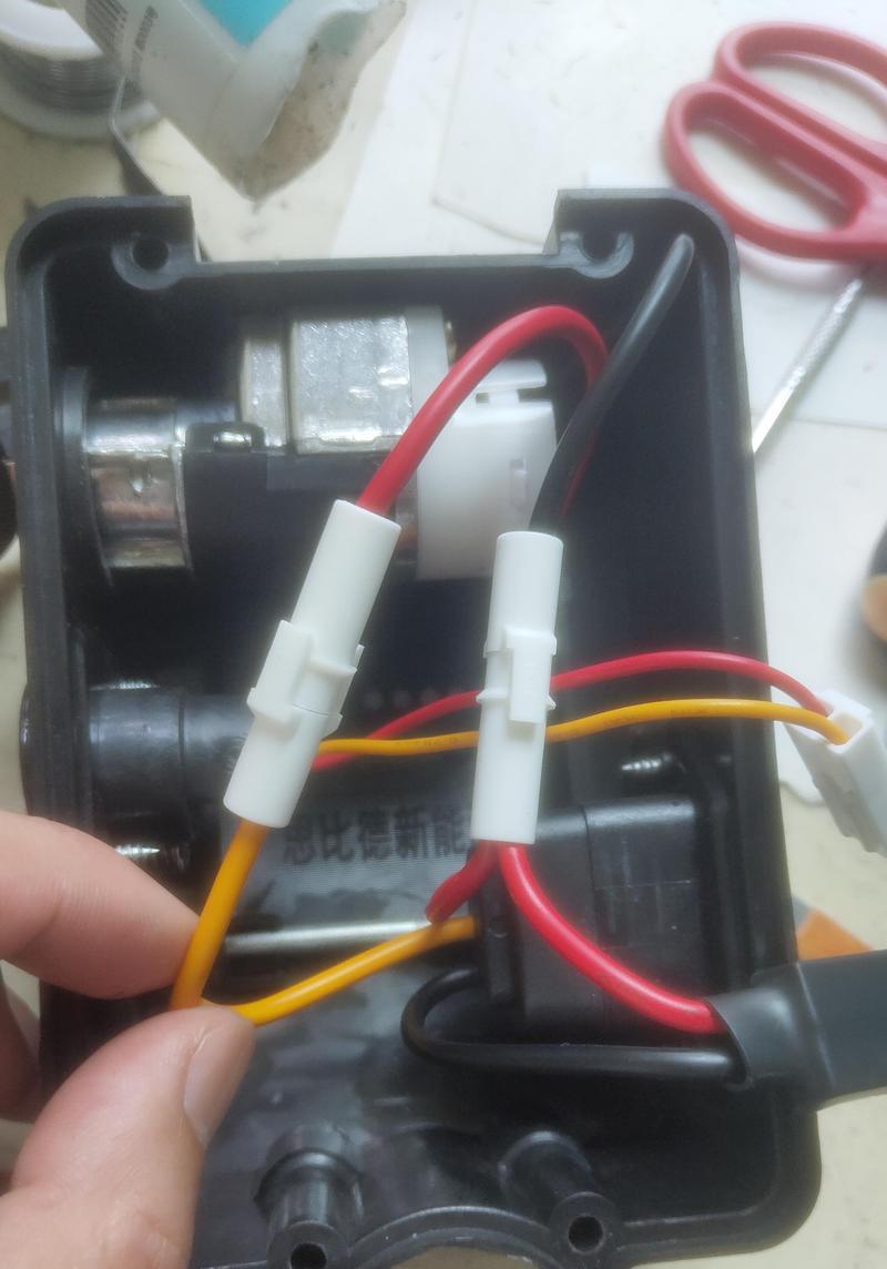 电瓶多组合充电器的正确接线方法是什么？接线时应注意什么？