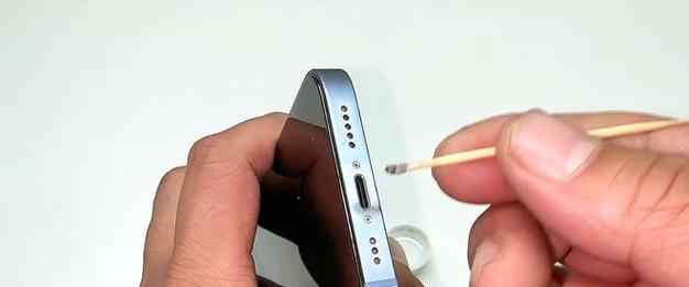 充电器的保护孔如何打开？打开过程中需要注意什么？